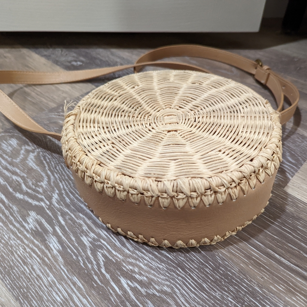 Round Straw Shoulder Bag (small) - Picture 5 of 7